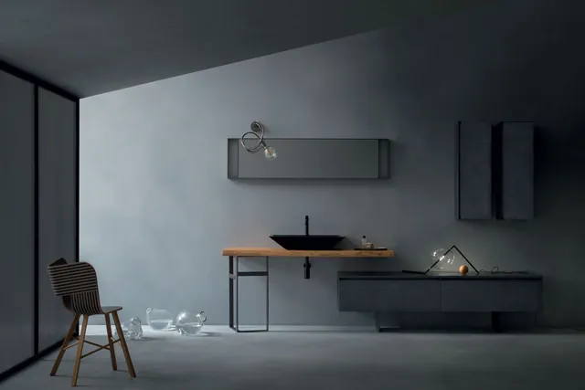 Ambiente Eden scuro con mobile sospeso, piano color legno e specchio orizzontale.