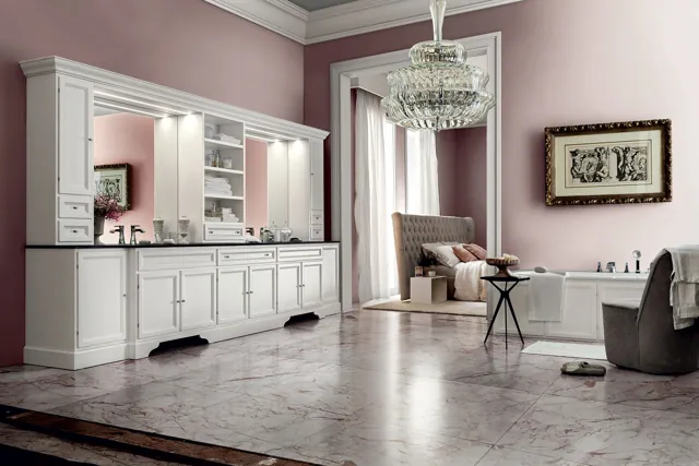 Composizione Paestum bianca con mobili classici e lampadario in un bagno rosa.