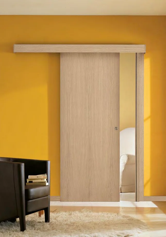 Porta scorrevole esterno muro LAL in un ambiente contemporaneo